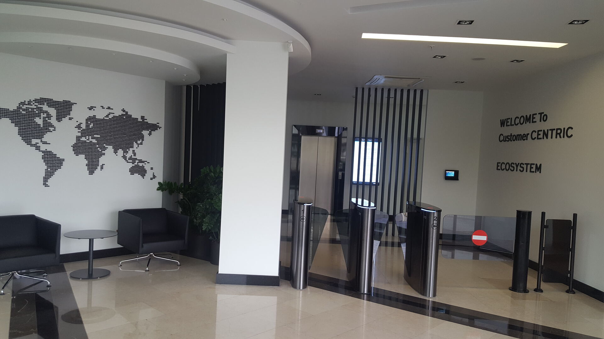 Showroom Tansa — couloirs rapides et portillons installés