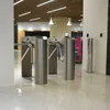 Tourniquet tripode standard LTT 303 installé en environnement bureaux, contrôle d'accès piéton tertiaire et industriel.